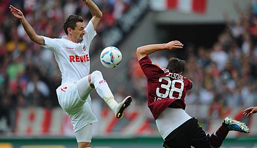 1. FC Köln - 1. FC Nürnberg 1:2: Hoppsasa, hoch das Beinchen. Kölns Novakovic im Dance-Contest mit Nürnbergs Wollscheidt