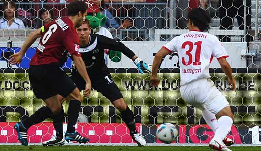 VfB Stuttgart - Hannover 96 3:0: Gleicht schlägt's ein. Okazaki hat sich vor Cherundolo geschoben und wird den Ball gleich unter die Latte hämmern