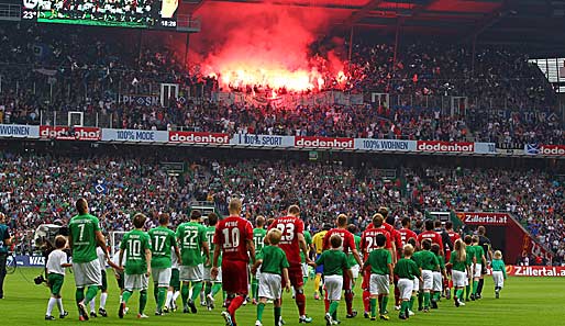 Werder Bremen - Hamburger SV 2:0: Für aufgeheizte Stimmung sorgten die mitgereisten Hamburg-Fans schon vor dem Spiel