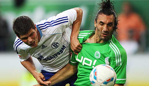 VfL Wolfsburg - FC Schalke 04 2:1: Das Zöpfchen gewinnt. Wolfsburgs Kyrgiakos setzt sich hier gegen Huntelaar durch