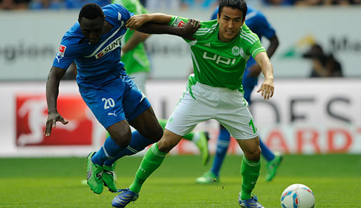 Hoffenheim - Wolfsburg 3:1: Wer kriegt den Ball? Obasi (l.) und Hasebe im Kampf um die Kugel