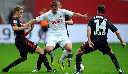 Lukas Podolski (M.) benötigte 20 Minuten um das Spiel mit einer Torvorlage und seinem Doppelpack zu entscheiden