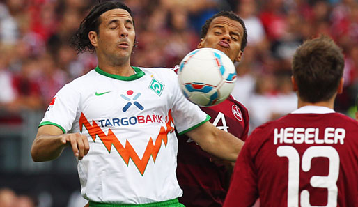 Augen zu und durch hieß es für Werder nach dem Platzverweis von Tim Wiese. Pizarro (l.) führt vor, wie es geht