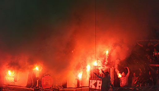 Augsburg - Hannover 0:0: In der Impuls Arema sorgten nur die Gästefans dafür, dass es brannte. Auf dem Platz...
