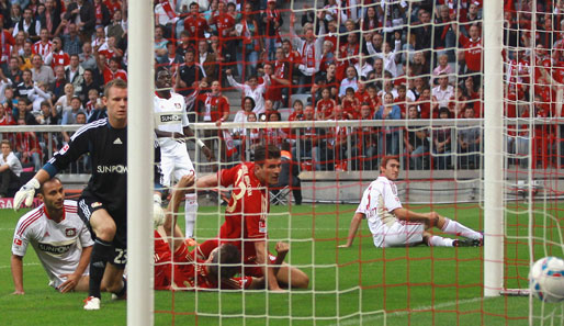 Bereits nach fünf Minuten brachte Thomas Müller (M., am Boden) den FC Bayern in Führung