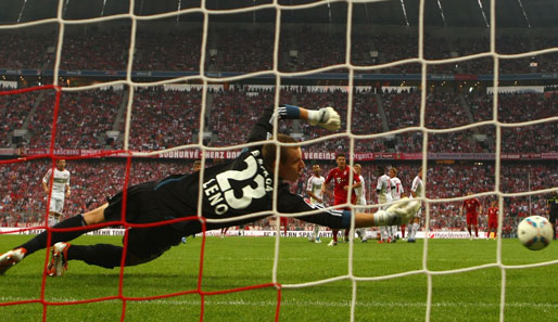 In der 19. Spielminute hatte Bayer-Torwart Leno erneut das Nachsehen. Torschütze dieses Mal für den FC Bayern: Daniel van Buyten