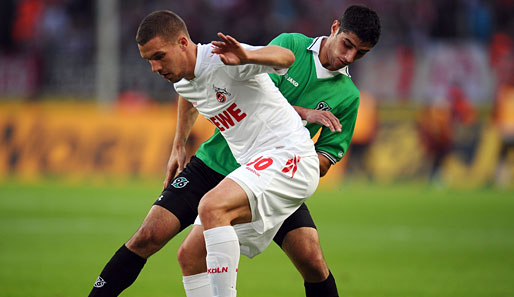 Köln - Hannover 2:0: Wenn er am Ball war, dann war er auch kaum davon zu trennen: Lukas Podolski wurde mit seinem Doppelpack zum Matchwinner