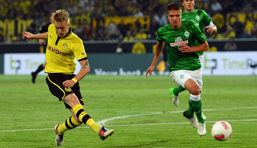 Dortmunds Neuzugang Marco Reus (l.) trifft zum 1:0 und rechtfertigt gleich mal einen Teil seiner Ablösesumme