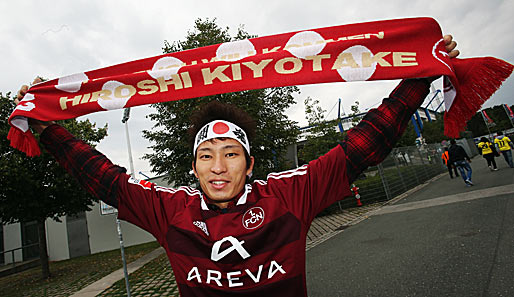 Nürnberg - Dortmund 1:1: Dieser japanische Fan feierte seinen Landsmann schon vor der Partie. Als hätte er geahnt, dass Kiyotake die Vorlage zum 1:0 liefern und auch sonst mit tollen Passen glänzen würde