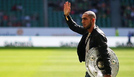 Vor dem Spiel verabschiedete sich auch Ashkan Dejagah von den VfL-Fans. Die Schale soll er aber bitte in Deutschland lassen...