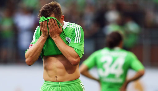 Auch Wolfsburgs Ivica Olic konnte sich das Debakel zum Schluss nicht mehr ansehen und wurde ausgewechselt