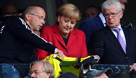 Angela Merkel (M.), die Schirmherrin der Aktion "Geh deinen Weg", saß in Dortmund auf der Tribüne