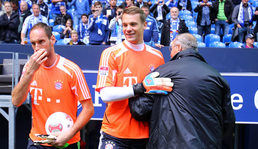 Manuel Neuer (M.) musste an seiner alten Wirkungsstätte wieder viele Hände schütteln...