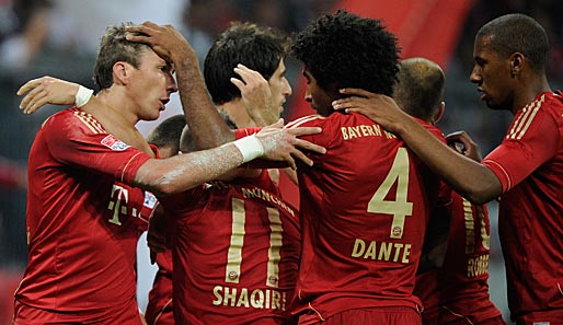 Jerome Boateng (r.), Dante (M.) und Co. feiern den Treffer zum 2:0 von Mandzukic (l.)
