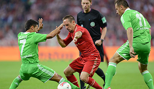 Franck Ribery (M.) wirbelte nach seiner Verletzung wieder von Beginn an. Hier vernascht er Josue (l.) und Ivica Olic