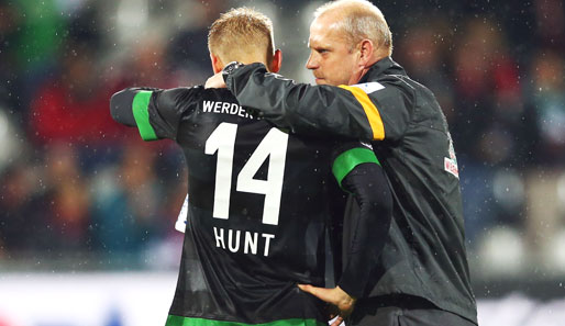Aaron Hunt (l.) sicherte Bremen mit seinem Linksschuss den Auswärtssieg und bekam von Trainer Thomas Schaaf ein Sonderlob