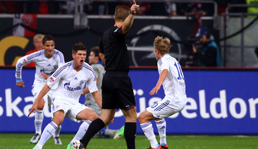 DÜSSELDORF - SCHALKE 2:2: Früh durfte Schalke jubeln. Bereits nach 13 Minuten brachte Klaas-Jan Huntelaar (2.v.l.) die Knappen in Führung und feierte seinen Treffer gebührend