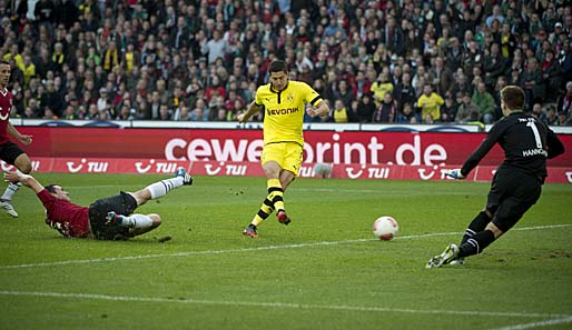 HANNOVER 96 - BORUSSIA DORTMUND 1:1: Dortmund ging in der ersten Halbzeit durch Robert Lewandowski (M.) in Führung.