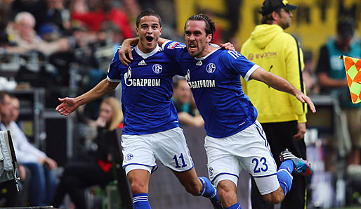 Schalke ging früh im Spiel in Führung. Ibrahim Afellay (l.) traf, Christian Fuchs jubelt mit