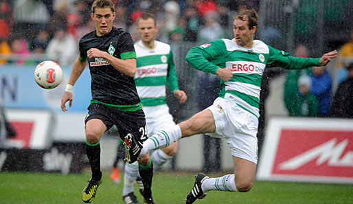 SpVgg Greuther Fürth - Werder Bremen 1:1: Bei schwierigen Bedingungen kämpfen Thomas Kleine (r.) und Nils Petersen um den Ball