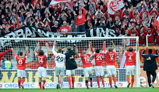 Die Mainzer Mannschaft ließ sich nach dem Schlusspfiff zurecht feiern. Der dritte Sieg im vierten Heimpsiel. Respekt!
