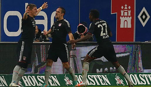"Seht her, ich war's" - Bastian Schweinsteiger lässt sich nach seinem schönen Flugkopfball zum 1:0 feiern