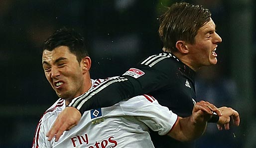 Fußball ist und bleibt halt doch ein Männersport: Tolgay Arslan (l.) im Kopfballduell mit Toni Kroos