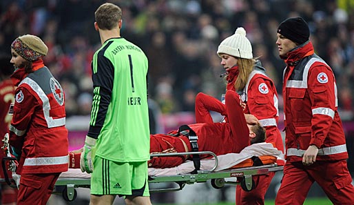 Kurz vor der Pause der Schock für die Roten: Holger Badstuber musste mit einem Kreuzbandriss vom Feld getragen werden