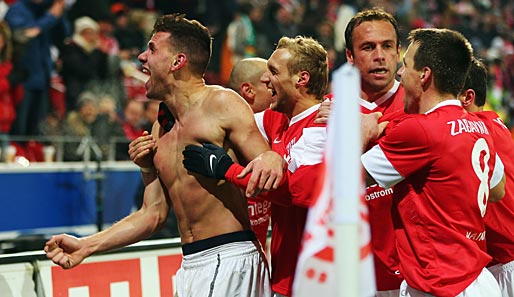 Doch beim Siegtreffer von Adam Szalai (l.) konnten die Mainzer mit den Fans jubeln