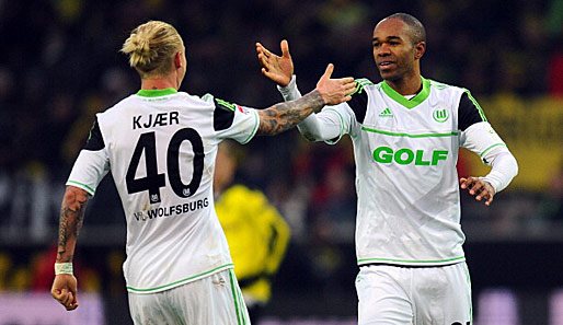 Naldo (r.) erhöht kurz vor der Pause auf 2:1. Der VfL Wolfsburg dreht überraschend das Spiel beim Meister