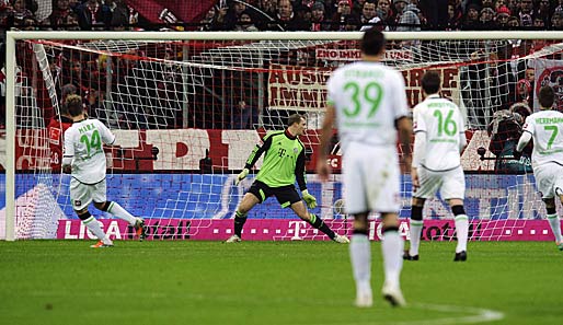In der 21. Spielminute trifft Thorben Marx (l.) vom Punkt zur Führung für die Borussia. Manuel Neuer (2.v.l.) ist chancenlos