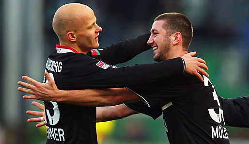 Keine zehn Minuten waren gespielt, da brachte Tobias Werner (l.) einen Freistoß in den Fürther Strafraum. Augsburgs Torjäger Sascha Mölders (r.) war zur Stelle und köpfte den FCA in Führung.