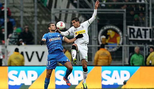 TSG-Stürmer Eren Derdiyok (l.) hatte gegen Borussia-Verteidiger Dominguez einen schweren Stand.