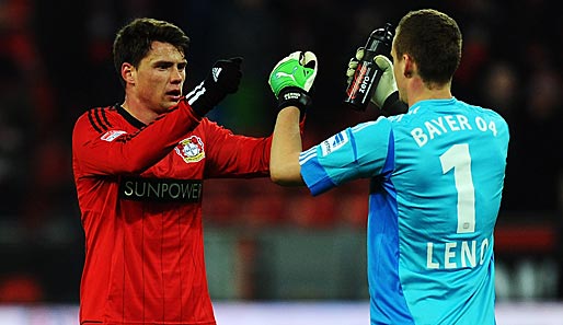 Auch Sebastian Boenisch (l.) war mit seinem Treffer zur 1:0-Führung maßgeblich am Leverkusener Heimerfolg beteiligt. Keeper Bernd Leno gratuliert zum ersten Bundesliga-Tor des Polen in dieser Saison!