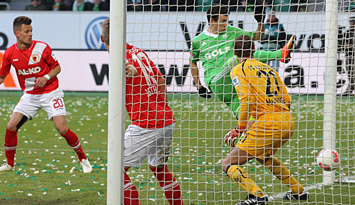 Zunächst ging der VfL Wolfsburg in Führung. Nach einer schönen Ecke von Diego stieg Naldo in der Mitte am höchsten...