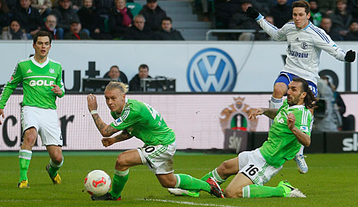 Rein ins Glück! Draxler war es auch, der den FC Schalke in Führung schoss. Kjaer und Kyrgiakos kamen kommen zu spät