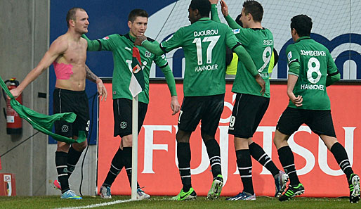 FC AUGSBURG - HANNOVER 96 0:2 - Konstantin Rausch ließ seine Muskeln spielen, er erzielte beide Treffer gegen die abstiegsbedrohten Augsburger