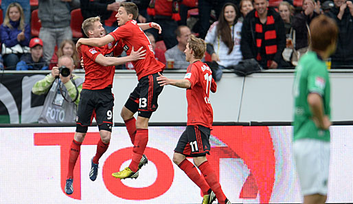 BAYER LEVERKUSEN : HANNOVER 96 3:1: Durch den klaren Heimerfolg macht Bayer Leverkusen die Champions-League-Teilnahme für die nächste Saison perfekt! Ein überragender Jens Hegeler schoss dabei zwei Tore