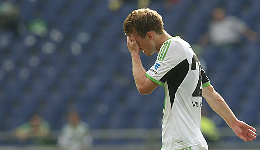 Dann der Schock für Wolfsburg: Nach einer umstrittenen Entscheidung des Schiedsrichters muss Youngster Maximilian Arnold mit Rot vom Platz gehen! Der VfL ist nur noch zu Zehnt...