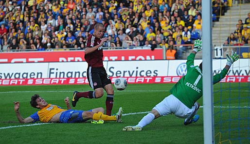 EINTRACHT BRAUNSCHWEIG- 1. FC NÜRNBERG 1:1: Nürnbergs Adam Hlousek erzielte das erste Tor des Spiels