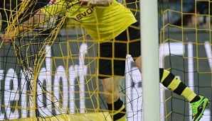 BORUSSIA DORTMUND - VfB STUTTGART 6:1: Man of the Match in den Maschen. Robert Lewandowski gelang innerhalb von 19 Minuten ein lupenreiner Hattrick