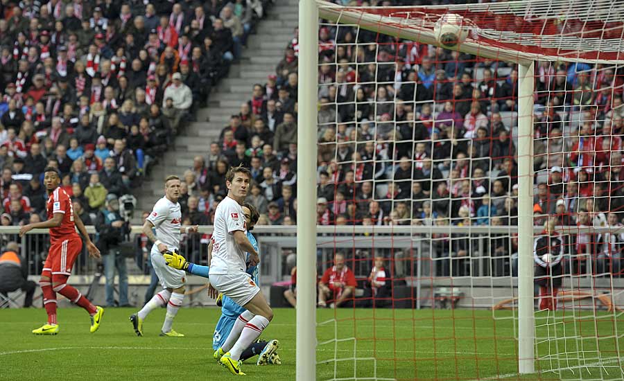 BAYERN MÜNCHEN - FC AUGSBURG 3:0 Die Bayern benötigten in der Allianz-Arena keine lange Anlaufzeit. Jerome Boateng brachte den Rekordmeister nach nicht mal zehn Minuten in Front