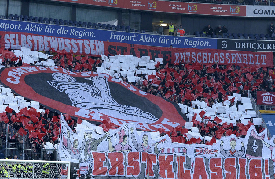 EINTRACHT FRANKFURT - VFB STUTTGART: 2:1: Die mitgereisten Stuttgarter sind sich der Bedeutung des Spiels bewusst...