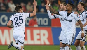 FC AUGSBURG - FC SCHALKE 04 1:2 Spalierstehen für den großen Meister. Klaas-Jan Huntelaar klatscht mit seinen Teamkollegen ein