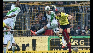 Robert Lewandowski setzt sich im Luftkampf energisch gegen die VfL-Hintermannschaft durch - 1:1