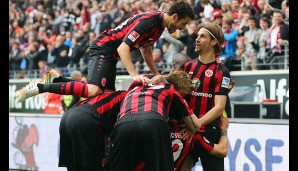 Joselu wird von seinen Frankfurter Teamkollegen frenetisch für seinen 1:0-Treffer gefeiert