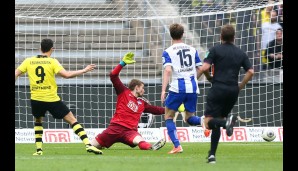Der sitzt. Robert Lewandowski trifft zum 1:0 für Dortmund und legt im Torjäger-Fernduell gegen Mandzukic vor