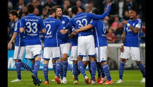 Jubel in königsblau nach der frühen Führung für Schalke. Joel Matip hat getroffen