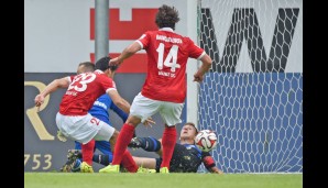 Trotzdem muss Paderborn bald das erste Gegentor verdauen: Shinji Okazaki (Nummer 23) bringt die Mainzer in Führung