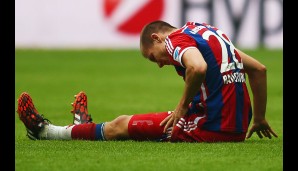 Schrecksekunde beim FC Bayern! Holger Badstuber muss vor der Pause verletzt vom Feld. Doch das zuletzt verletzte Knie ist offenbar nicht das Problem